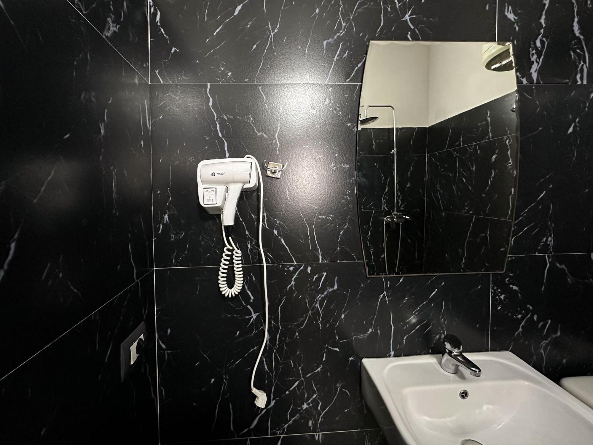 Eden Hotel Тирана Экстерьер фото