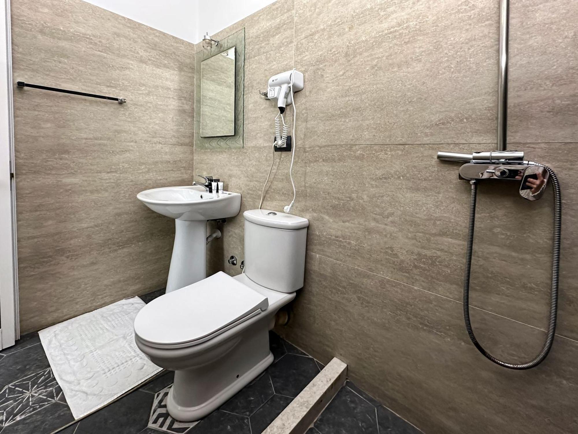 Eden Hotel Тирана Экстерьер фото