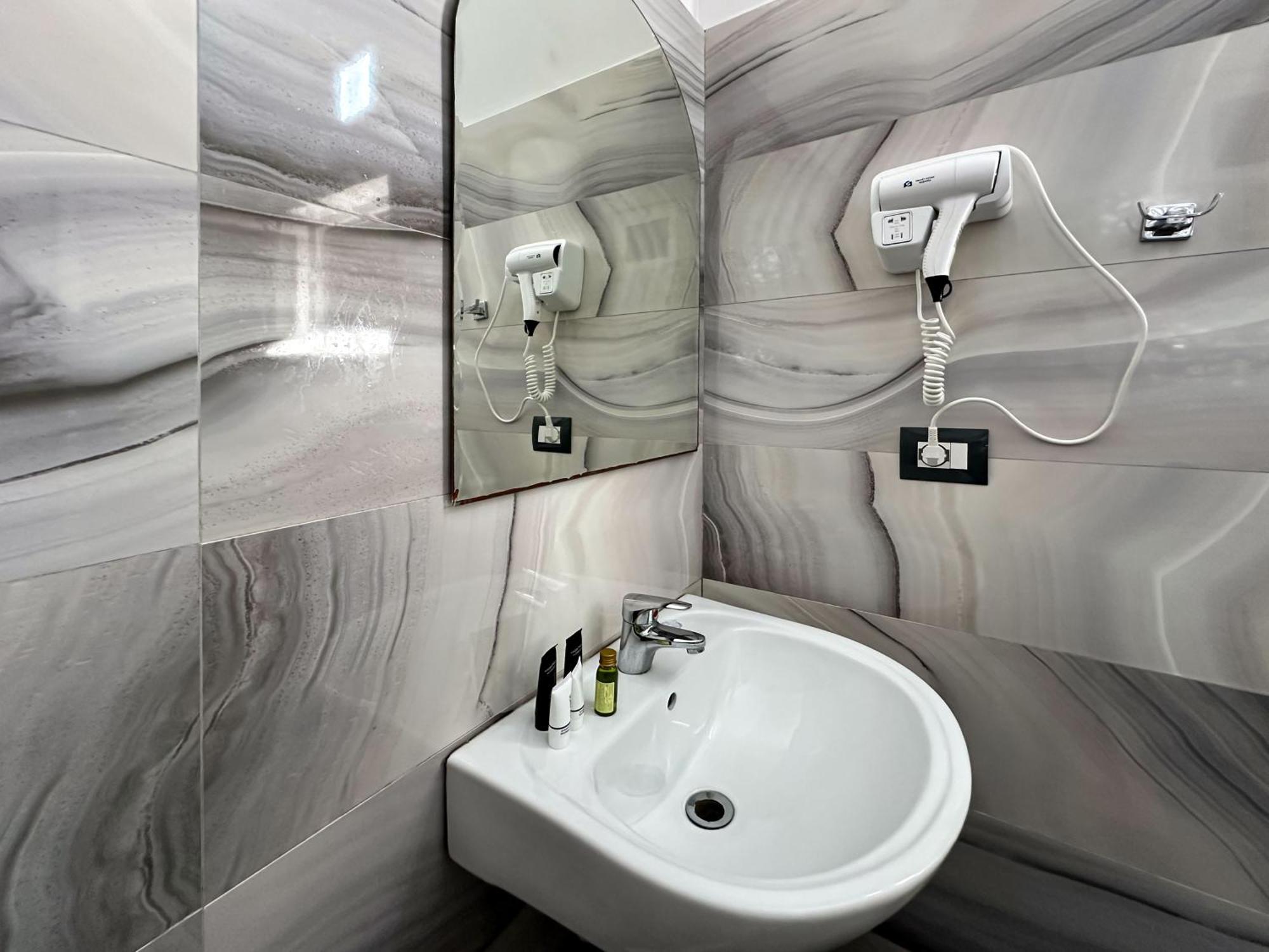 Eden Hotel Тирана Экстерьер фото